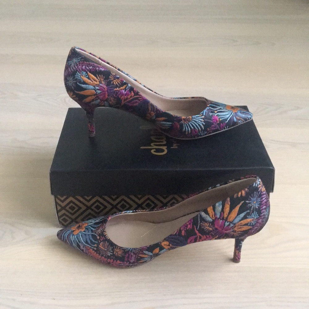 Charles by Charles David Embroidered design Angelica Shoes 8.5 m NEW IN BOX